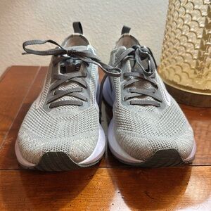 Brooks— Sz 7.5– good condition